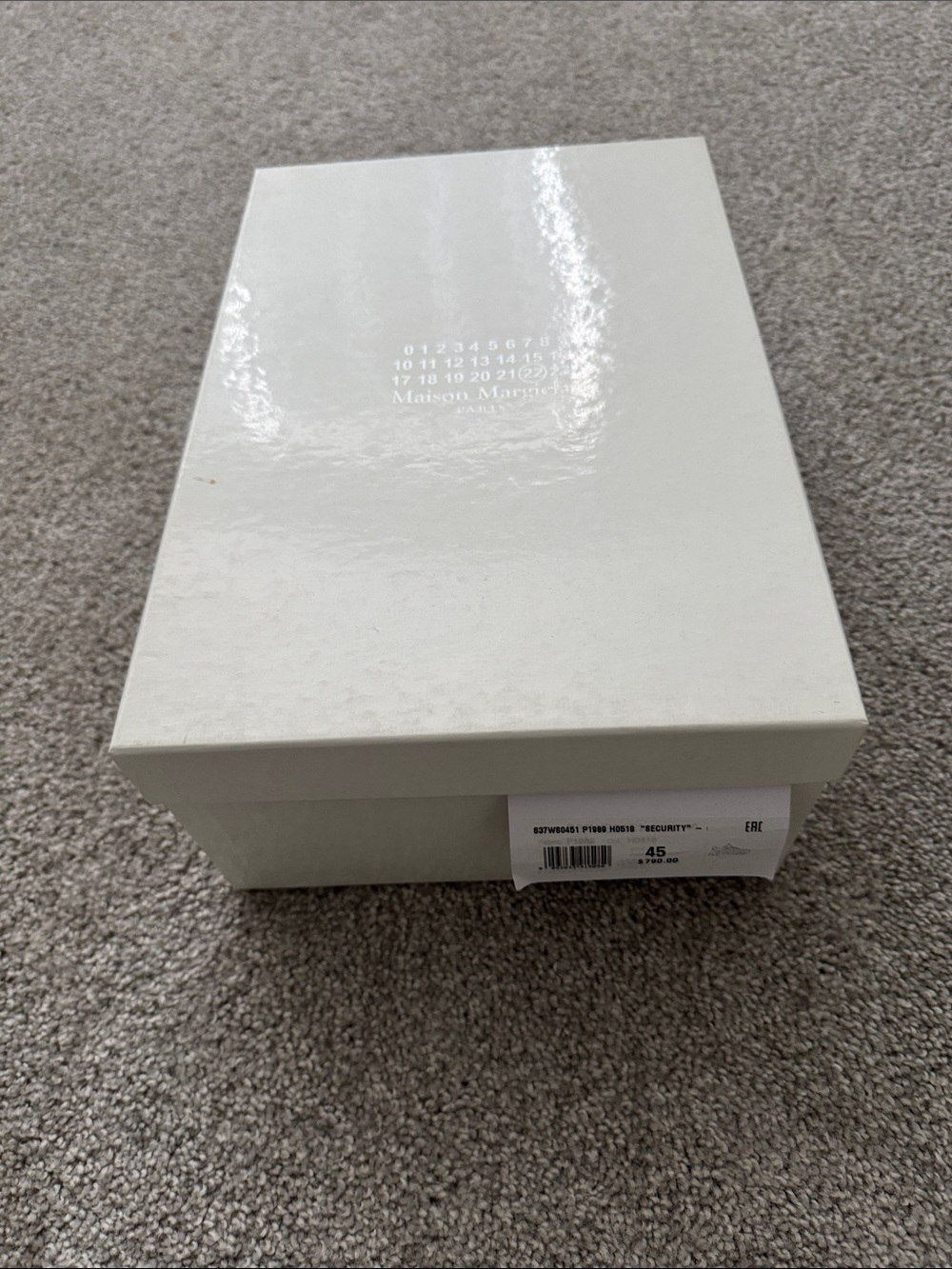 Box on Carpet - Picture 6 of 6